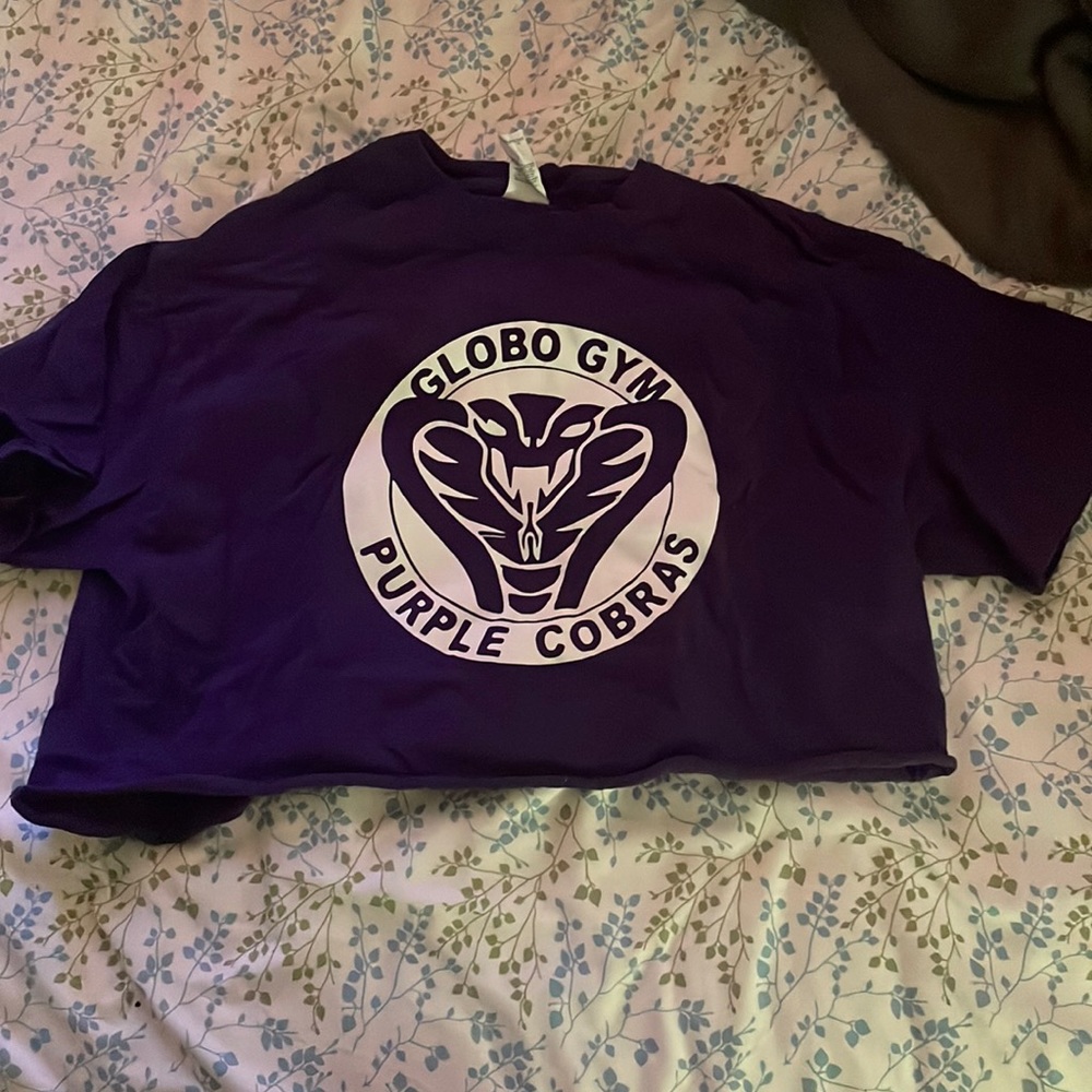 Dodgeball Globo Gym Purple Cobras Cropped T-Shirt
